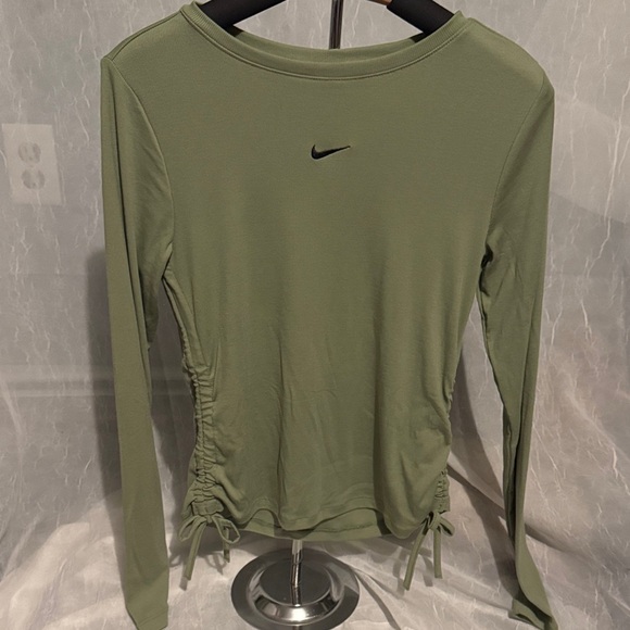 Nike Women's Green Long Sleeve Tee - Picture 1 of 4